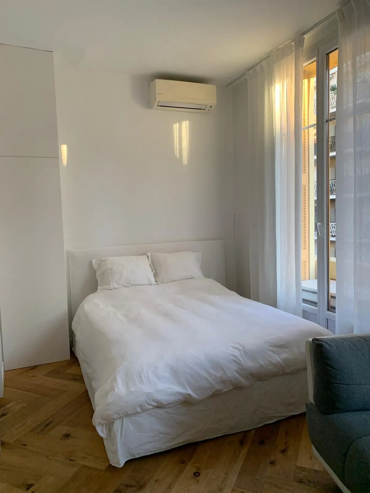 Bright studio apartment in Nice with a double bed and tall French windows